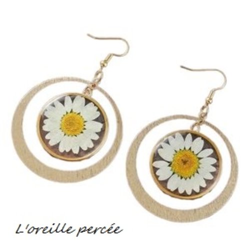 Boucle d'oreille marguerite dans cercle doré