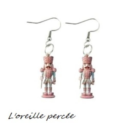 Boucle d'oreille casse noisette rose