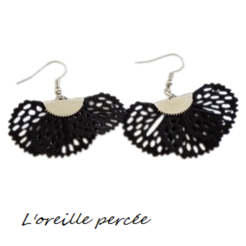Boucle d'oreille pétale de fleur noire
