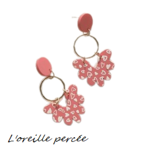 Boucle d'oreille pendante motif coeur blanc