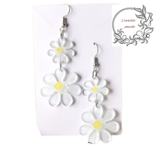 Boucle d'oreille duo de fleur blanche