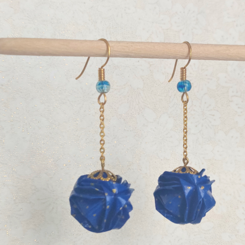 Boucles d'oreilles origami kusudama, bleu à pois or