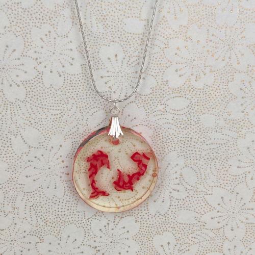 Pendentif médaillon poissons, blanc, rouge et noir
