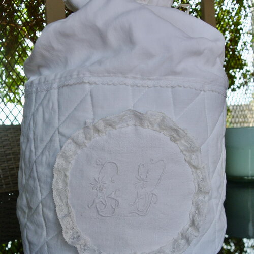 Grand pochon  en tissu ancien , dentelle et monogramme