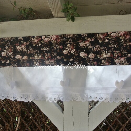Rideau en tissu fleuri et linon ancien