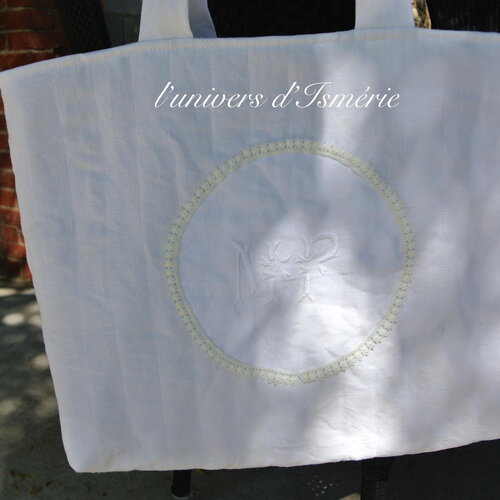 Sac matelassé blanc avec monogramme ancien