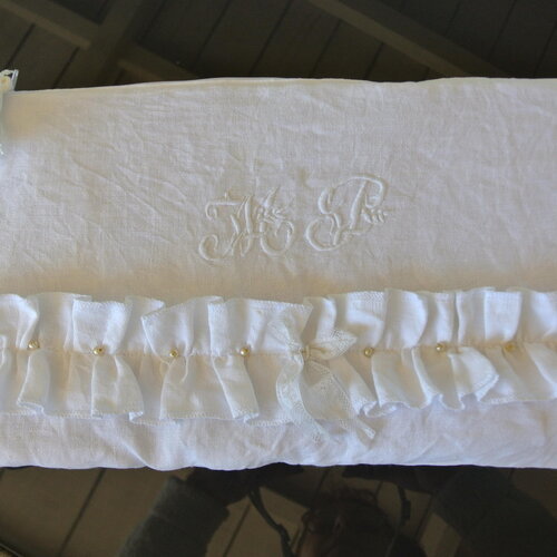 Pochette blanche avec monogramme