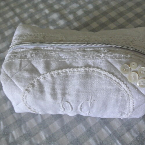 Trousse damassée et matelassée avec monogramme