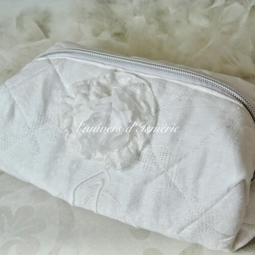 Trousse damassée et matelassée avec monogramme