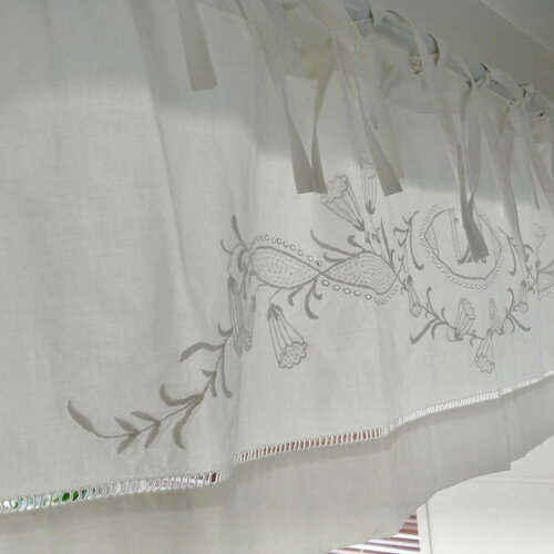 Cantonnière avec monogramme et broderie