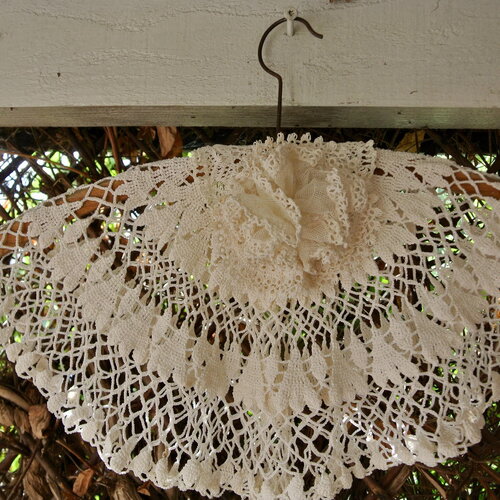 Cintre ancien décoratif crochet coton beige