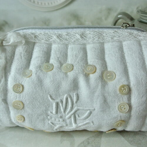 Trousse blanche damassée en tissu ancien avec monogramme