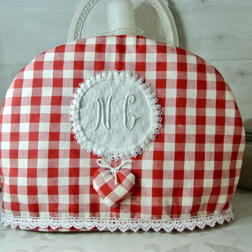 Cache théière en tissu à carreaux rouge et blanc et monogramme