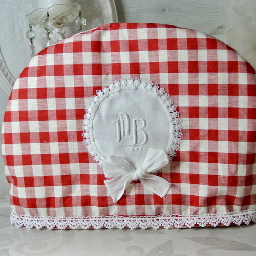 Cache théière en tissu à carreaux rouge et blanc et monogramme