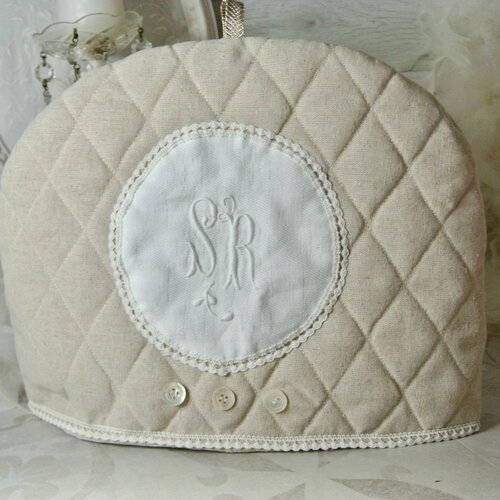Cache théière en tissu matelassé beige et monogramme