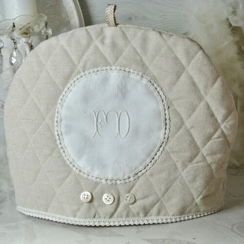 Cache théière en tissu matelassé beige et monogramme