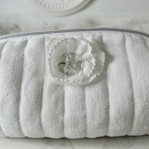 Trousse blanche damassée en tissu ancien avec monogramme