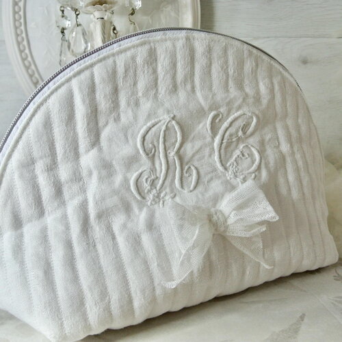 Trousse matelassé et monogramme