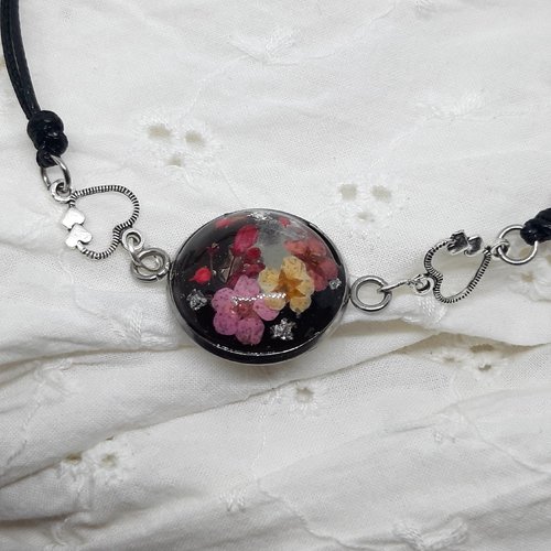 Bracelet ajustable avec cordon et cabochon en résine avec fleurs séchées