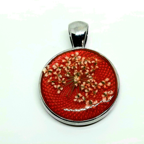 Pendentif métal avec cabochon résine recto verso, rouge et blanc et fleurs séchées
