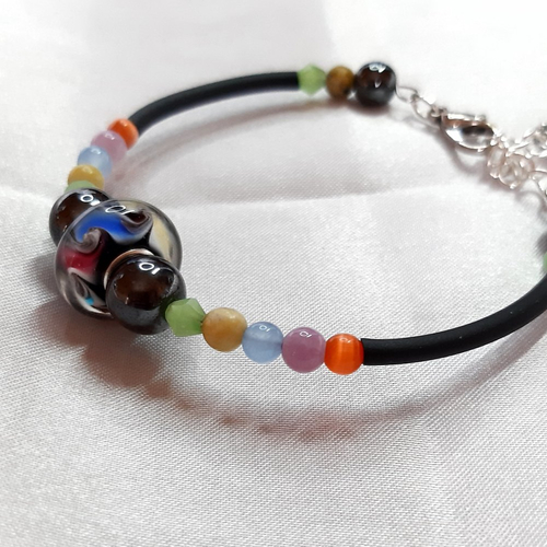 Bracelet fil mémoire avec charms multi couleurs