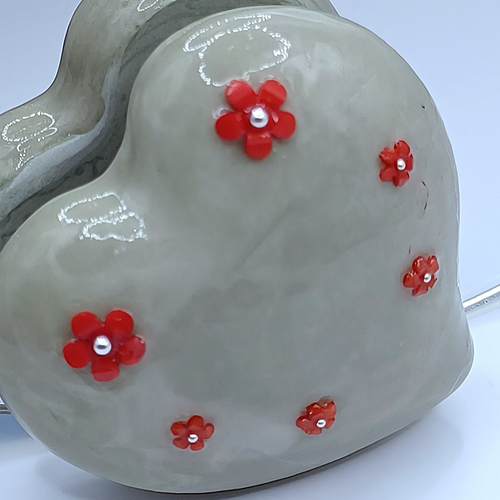 Coeur magnétique en résine acrylique et petites fleurs rouges