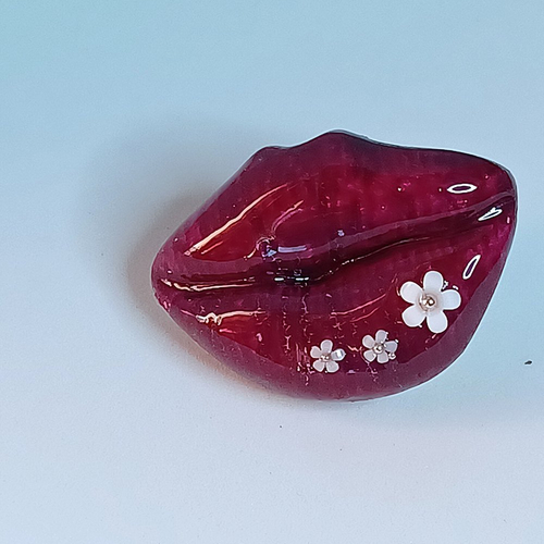 Bouche magnétique en résine acrylique et petites fleurs blanches