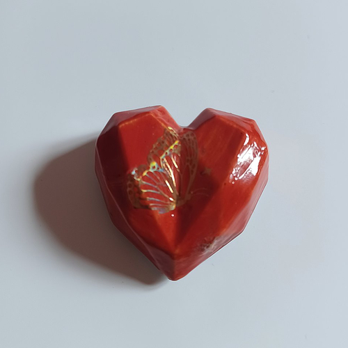 Coeur magnétique en résine acrylique et stickers papillon or