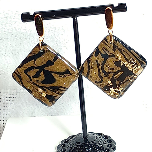 Boucles d'oreilles pendantes en fimo or et dessin noir et feuilles d'or