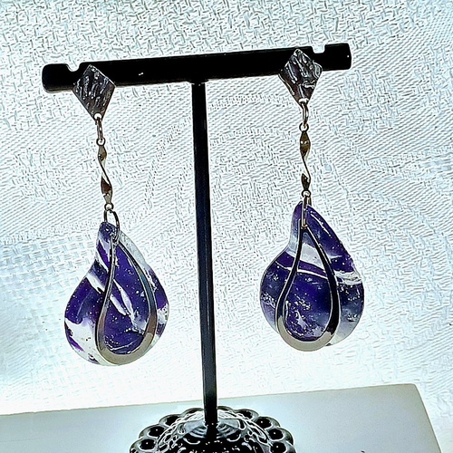 Boucles d'oreilles pendantes en fimo translucide et violet avec feuilles d'argent