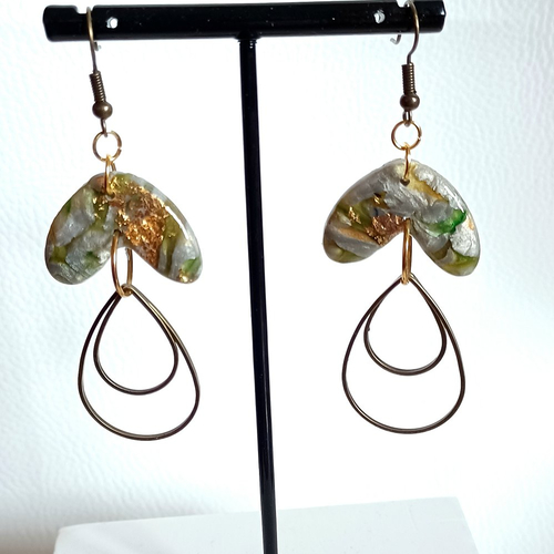Boucles d'oreilles pendantes en fimo kaki et or et breloques gouttes en métal bronze