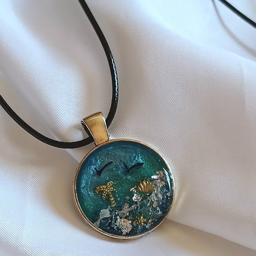 Collier avec pendentif en résine mer et turquoise