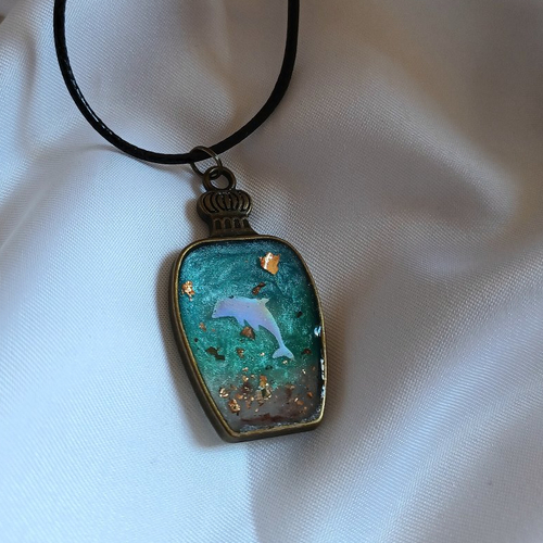 Collier avec pendentif en résine dauphin et turquoise