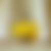 Collier avec pendentif en résine et fleur séchée jaune