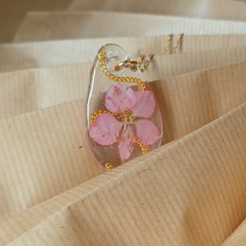 Collier avec pendentif en résine et fleur séchée rose