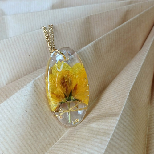 Collier avec pendentif en résine et fleur séchée jaune