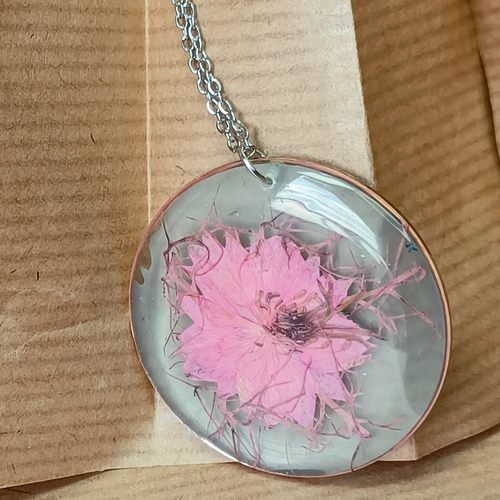 Collier avec pendentif rond en résine et fleur séchée rose