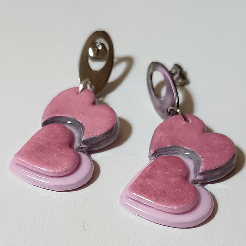 Boucles d'oreilles pendantes double coeurs en fimo rose