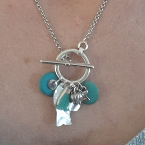 Collier avec breloque en nacre et en métal