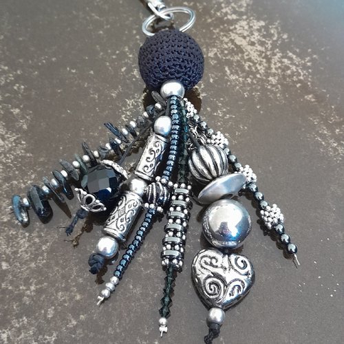 Porte-clés ou bijou de sac artisanal. fait main avec amour !