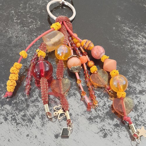 Porte-clés ou bijou de sac artisanal. fait main avec amour !