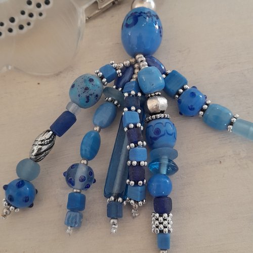 Porte-clés ou bijou de sac artisanal. fait main avec amour !