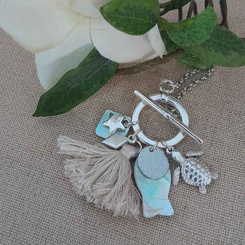 Collier avec breloque en nacre et en métal