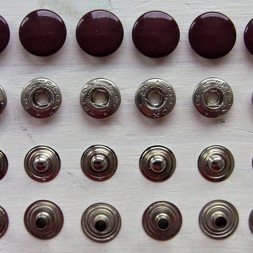 Bouton pression pour tissus epais , diametre de tete 14 mm , laiton ,vieux laiton , canon de