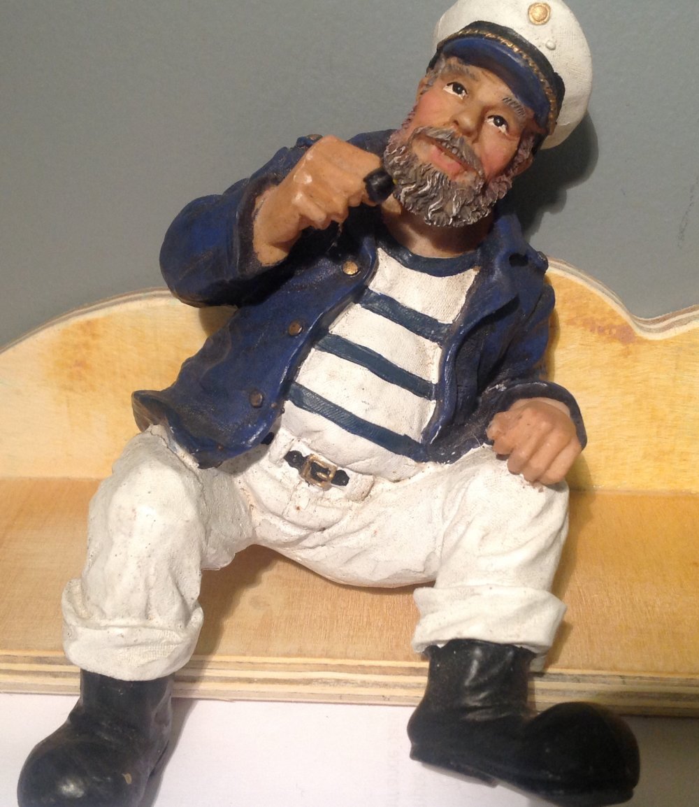 Statuette De Marin Assis Un Grand Marche