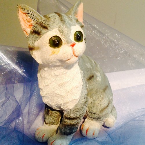 Statuette chat gris et blanc
