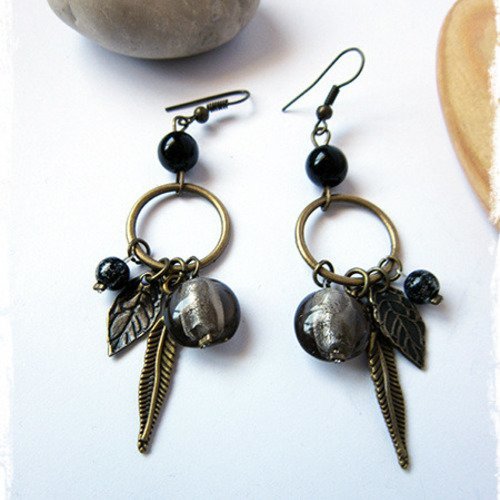 Boucles d'oreilles bronze avec anneau et breloques plume, perle au chalumeau gris anthracite