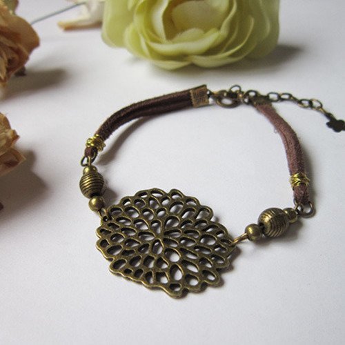 Bracelet bronze ethnique avec pendentif racine de lotus - cordon en suedine marron 