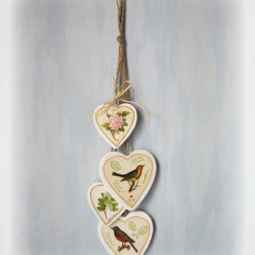 Décoration champêtre avec coeurs en bois illustrée avec oiseaux et fleurs - nature