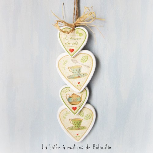 Décoration à suspendre avec coeurs en bois blanc illustrés "l'heure du thé"- vert, écru, rouge